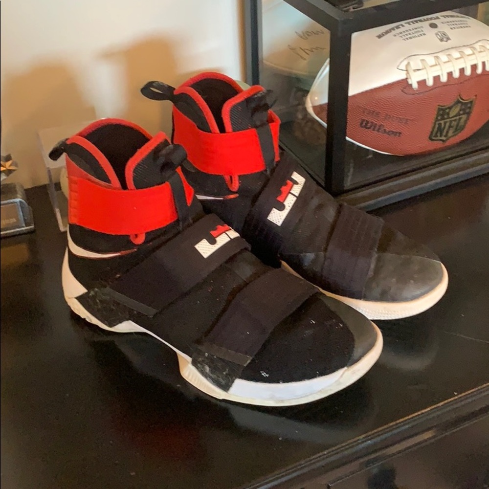 Nike Lebron Soldier 10 Zoom Basketball Shoe